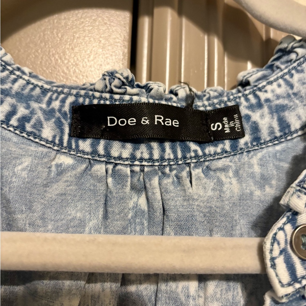 Doe & Rae Blue Button Down Cap Sleeve Top - Picture 2 of 3